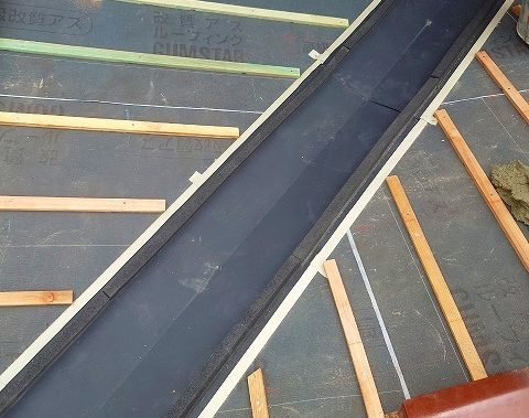 明石市　屋根補修工事　ガルバリウム製谷板金設置
